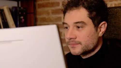 Natan, joven expulsado de los Testigos de Jehová, en el documental de 3Cat