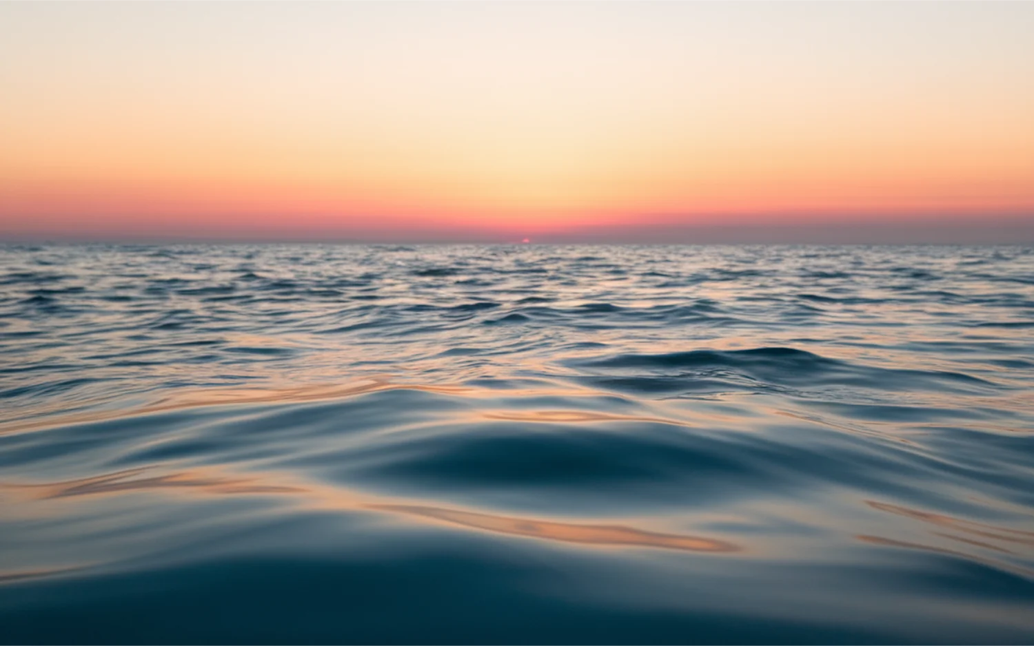 Mar en calma al atardecer