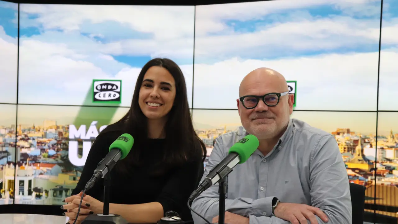 Soraya Narez y José Ramón Navarro en el estudio de Onda Cero durante la grabación del reportaje