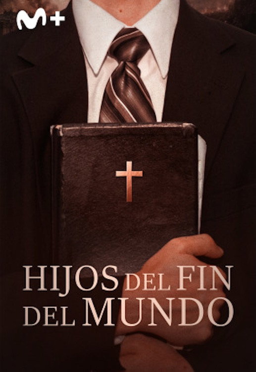 Póster de Hijos del fin del mundo: un hombre con traje sostiene una Biblia con una cruz dorada sobre un fondo azul oscuro, con el título de la docuserie y el logotipo de Movistar Plus+.